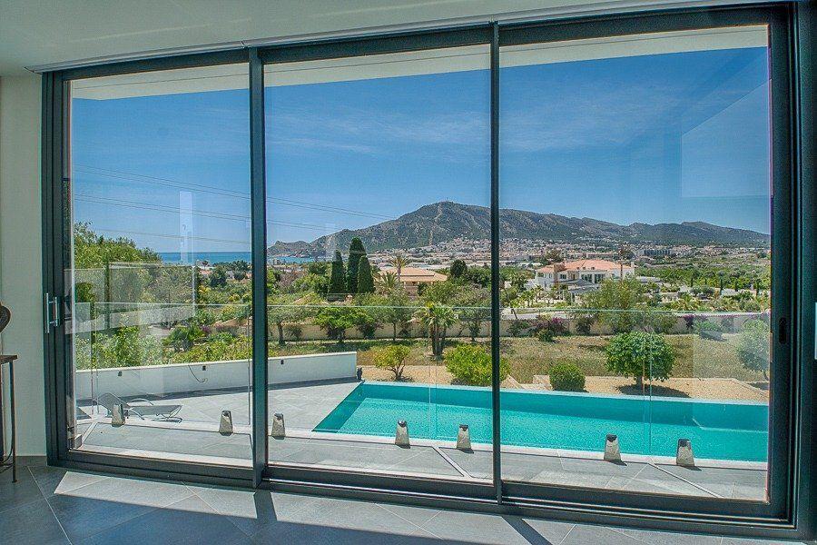 913DA - Villa moderne entièrement rénovée avec vue panoramique sur la mer, piscine à débordement et court de tennis.
