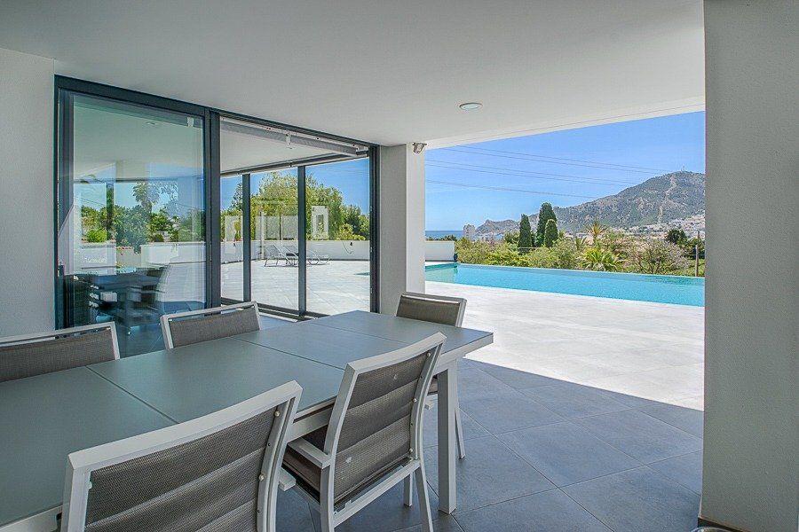 913DA - Villa moderne entièrement rénovée avec vue panoramique sur la mer, piscine à débordement et court de tennis.