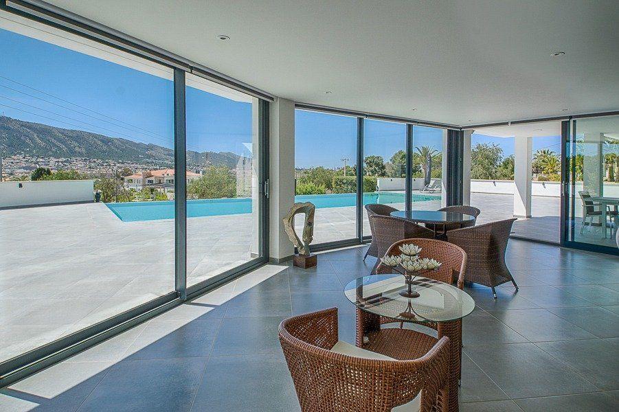 913DA - Villa moderne entièrement rénovée avec vue panoramique sur la mer, piscine à débordement et court de tennis.