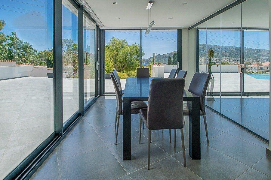 913DA - Villa moderne entièrement rénovée avec vue panoramique sur la mer, piscine à débordement et court de tennis.