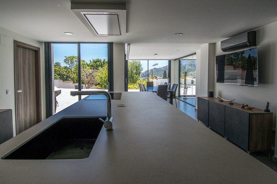 913DA - Villa moderne entièrement rénovée avec vue panoramique sur la mer, piscine à débordement et court de tennis.