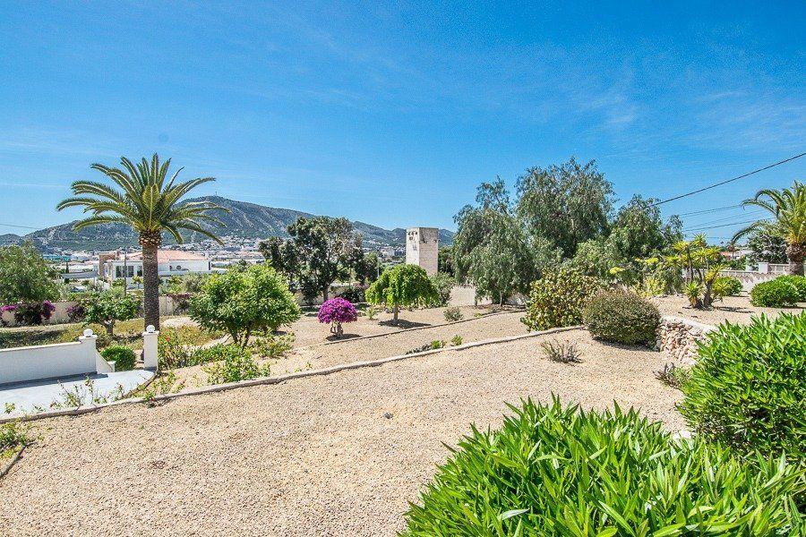 913DA - Villa moderne entièrement rénovée avec vue panoramique sur la mer, piscine à débordement et court de tennis.