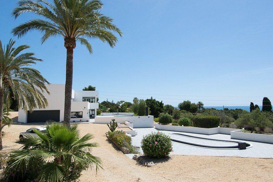 913DA - Villa moderne entièrement rénovée avec vue panoramique sur la mer, piscine à débordement et court de tennis.