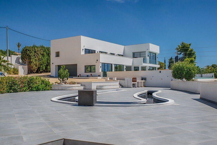 913DA - Villa moderne entièrement rénovée avec vue panoramique sur la mer, piscine à débordement et court de tennis.