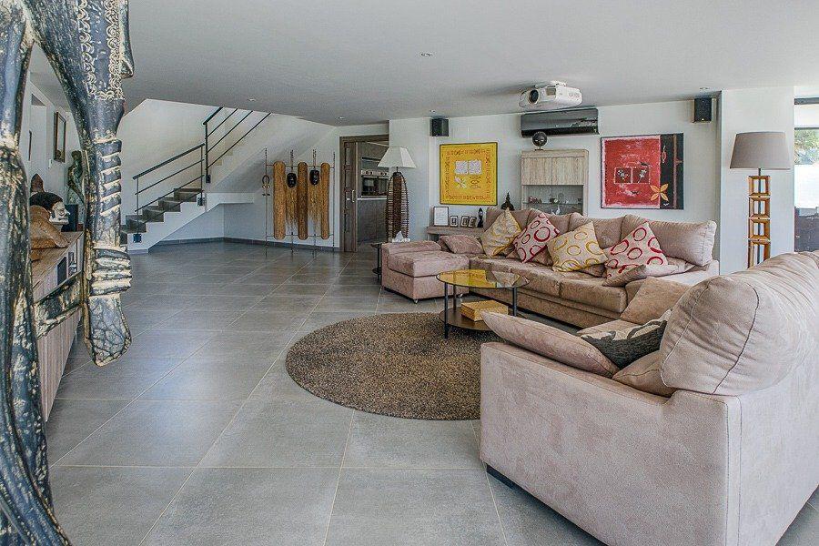 913DA - Villa moderne entièrement rénovée avec vue panoramique sur la mer, piscine à débordement et court de tennis.