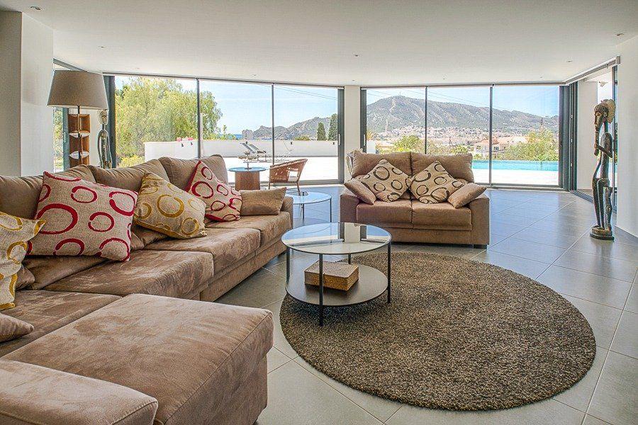 913DA - Villa moderne entièrement rénovée avec vue panoramique sur la mer, piscine à débordement et court de tennis.