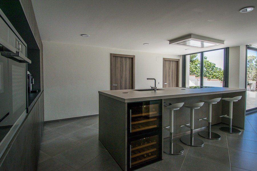 913DA - Villa moderne entièrement rénovée avec vue panoramique sur la mer, piscine à débordement et court de tennis.