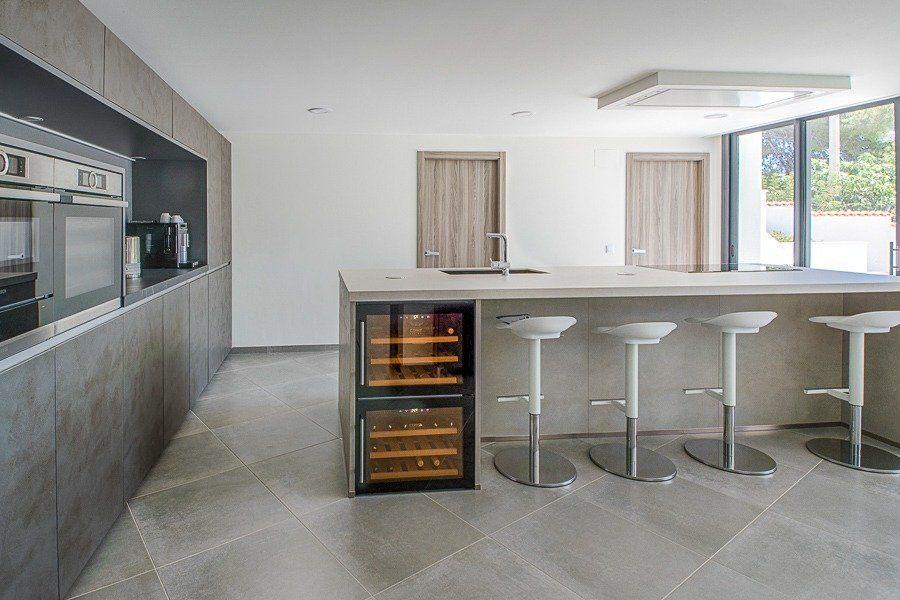 913DA - Villa moderne entièrement rénovée avec vue panoramique sur la mer, piscine à débordement et court de tennis.