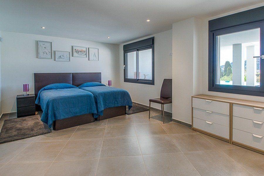 913DA - Villa moderne entièrement rénovée avec vue panoramique sur la mer, piscine à débordement et court de tennis.