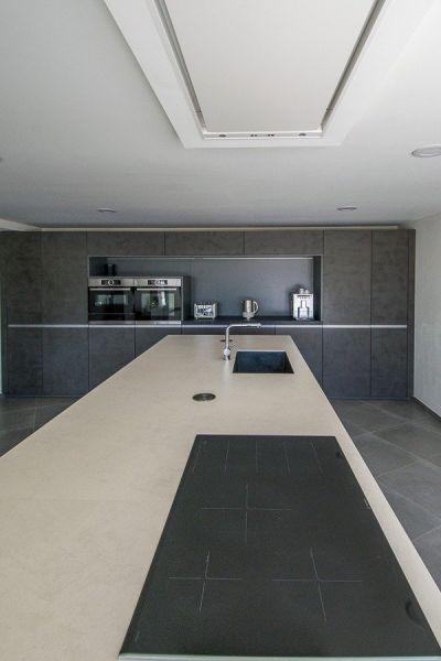 913DA - Villa moderne entièrement rénovée avec vue panoramique sur la mer, piscine à débordement et court de tennis.