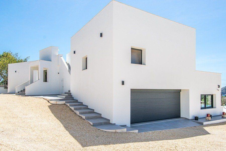 913DA - Villa moderne entièrement rénovée avec vue panoramique sur la mer, piscine à débordement et court de tennis.
