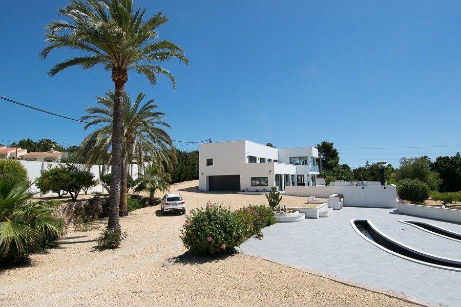 913DA - Villa moderne entièrement rénovée avec vue panoramique sur la mer, piscine à débordement et court de tennis.