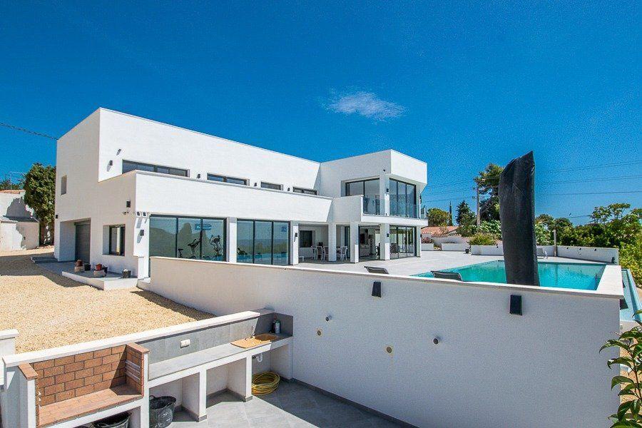 913DA - Villa moderne entièrement rénovée avec vue panoramique sur la mer, piscine à débordement et court de tennis.
