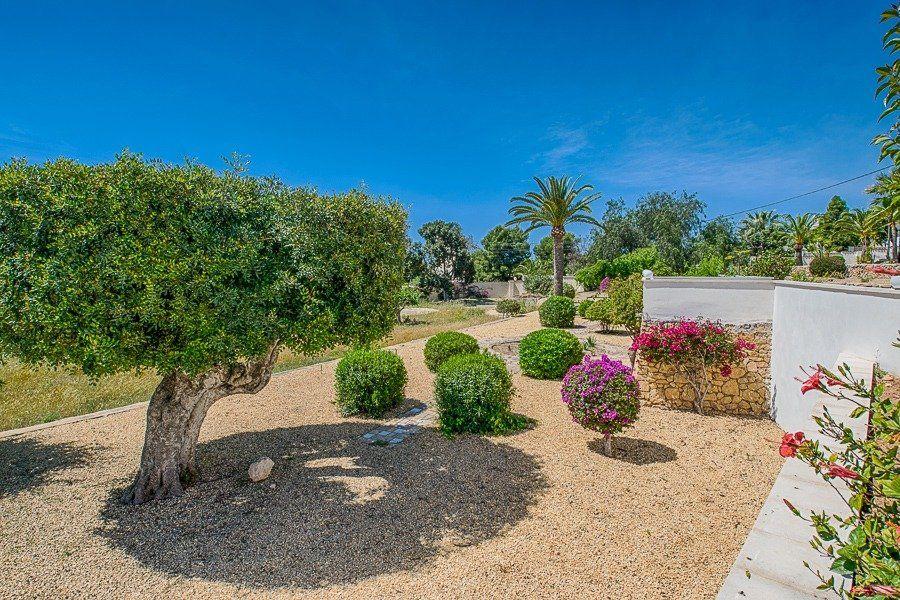 913DA - Villa moderne entièrement rénovée avec vue panoramique sur la mer, piscine à débordement et court de tennis.
