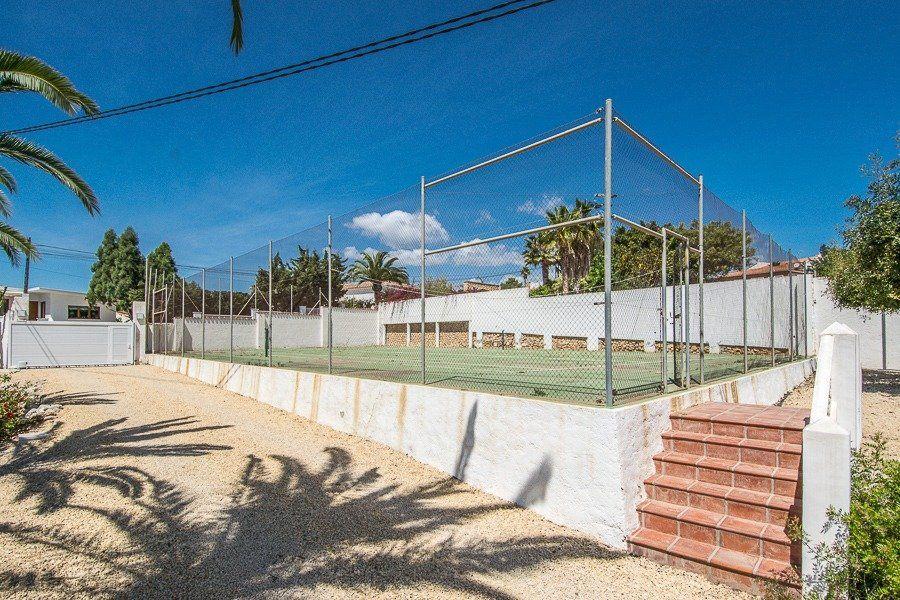 913DA - Villa moderne entièrement rénovée avec vue panoramique sur la mer, piscine à débordement et court de tennis.