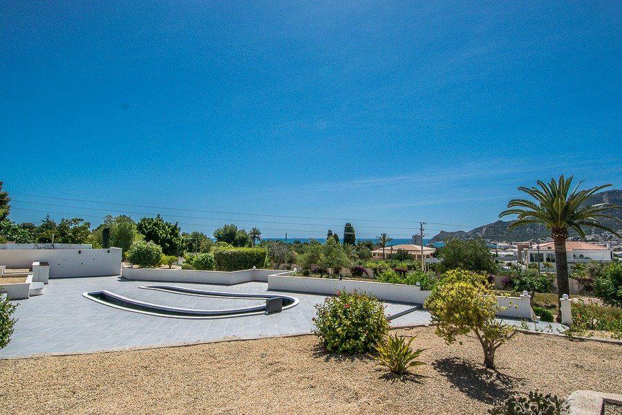 913DA - Villa moderne entièrement rénovée avec vue panoramique sur la mer, piscine à débordement et court de tennis.