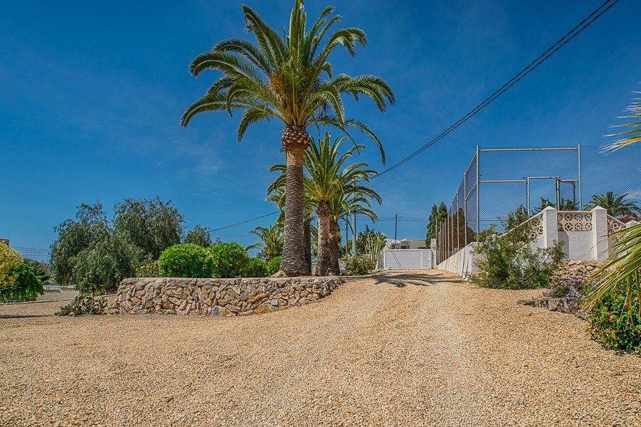 913DA - Villa moderne entièrement rénovée avec vue panoramique sur la mer, piscine à débordement et court de tennis.