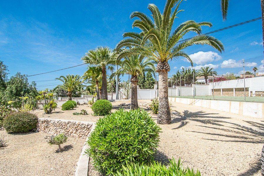 913DA - Villa moderne entièrement rénovée avec vue panoramique sur la mer, piscine à débordement et court de tennis.