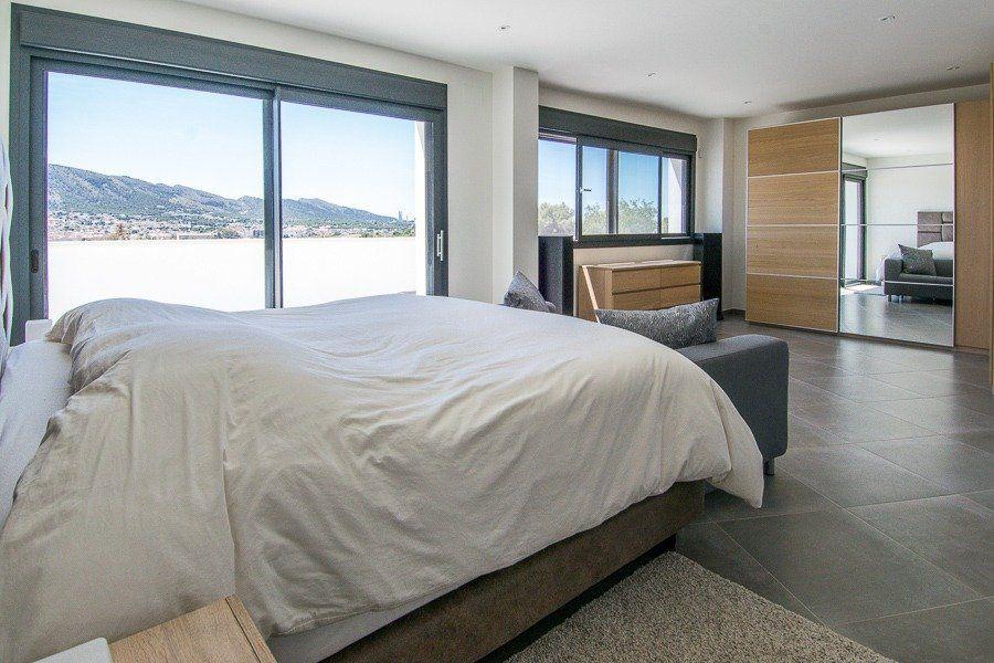913DA - Villa moderne entièrement rénovée avec vue panoramique sur la mer, piscine à débordement et court de tennis.