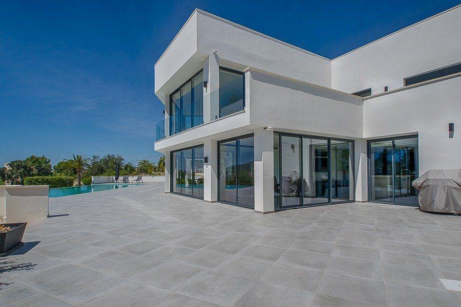 913DA - Villa moderne entièrement rénovée avec vue panoramique sur la mer, piscine à débordement et court de tennis.