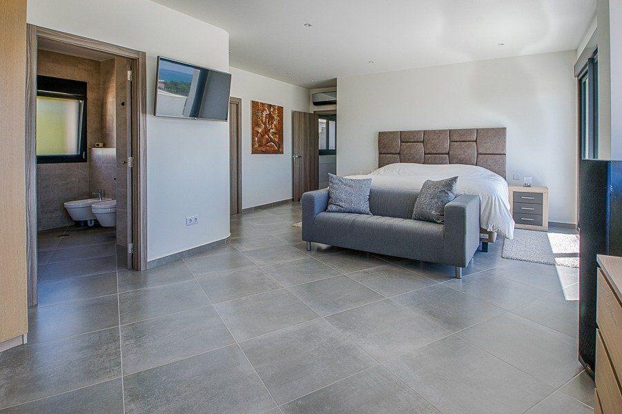 913DA - Villa moderne entièrement rénovée avec vue panoramique sur la mer, piscine à débordement et court de tennis.