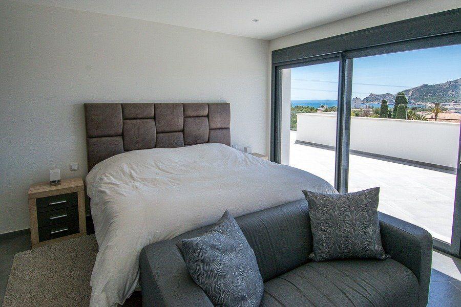 913DA - Villa moderne entièrement rénovée avec vue panoramique sur la mer, piscine à débordement et court de tennis.