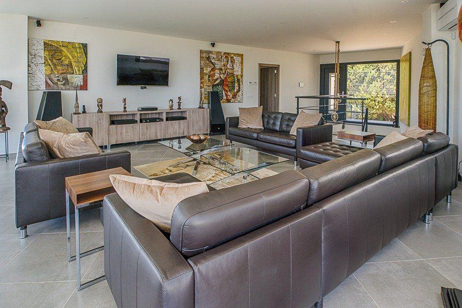 913DA - Villa moderne entièrement rénovée avec vue panoramique sur la mer, piscine à débordement et court de tennis.