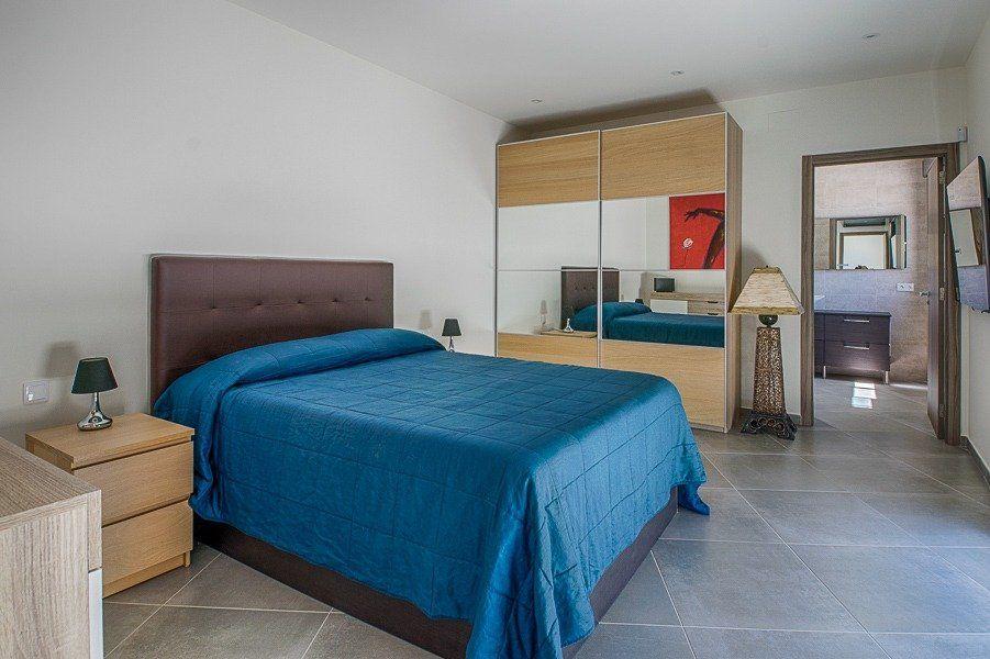 913DA - Villa moderne entièrement rénovée avec vue panoramique sur la mer, piscine à débordement et court de tennis.