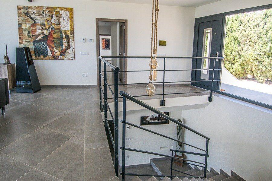 913DA - Villa moderne entièrement rénovée avec vue panoramique sur la mer, piscine à débordement et court de tennis.