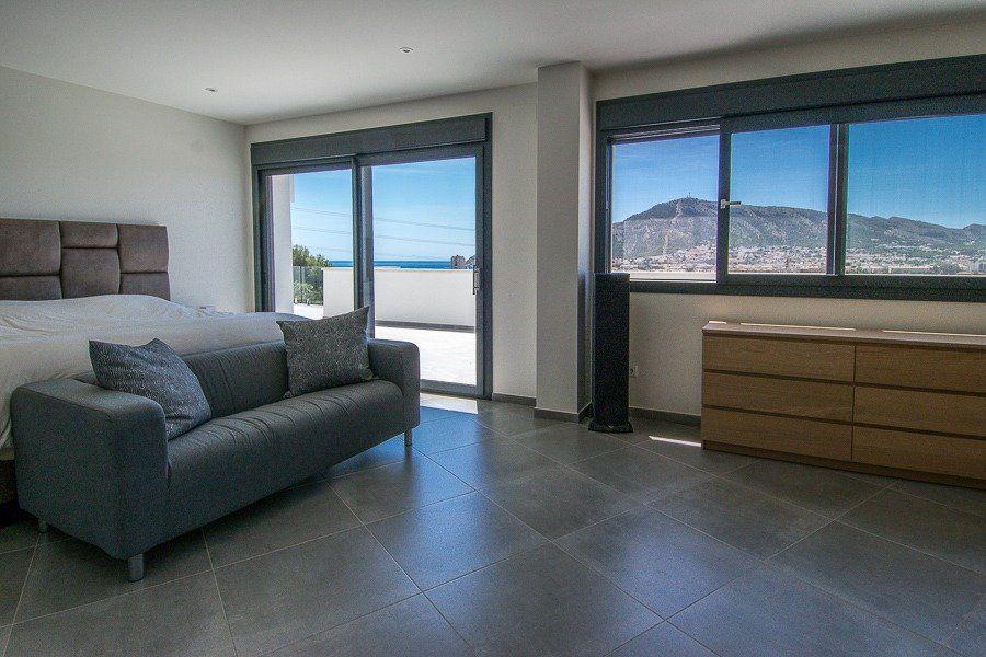 913DA - Villa moderne entièrement rénovée avec vue panoramique sur la mer, piscine à débordement et court de tennis.