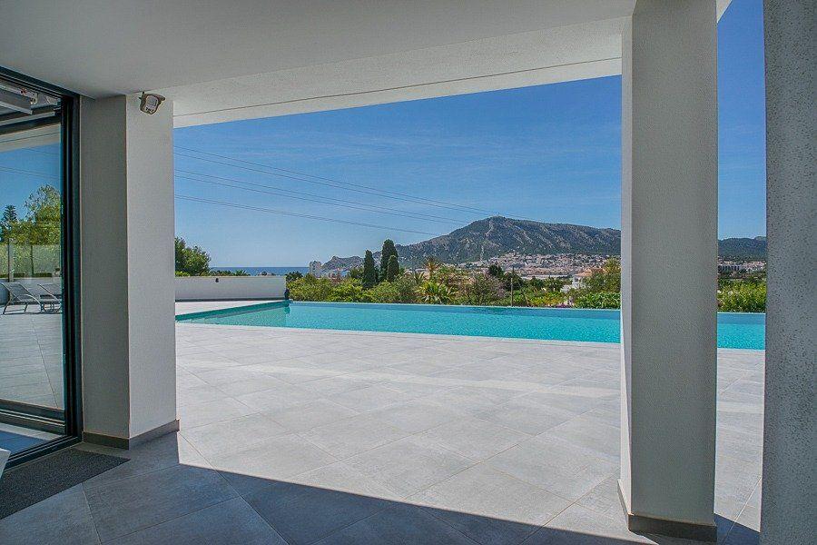 913DA - Villa moderne entièrement rénovée avec vue panoramique sur la mer, piscine à débordement et court de tennis.