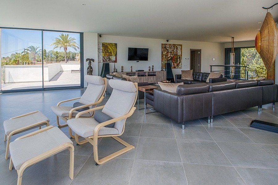 913DA - Villa moderne entièrement rénovée avec vue panoramique sur la mer, piscine à débordement et court de tennis.