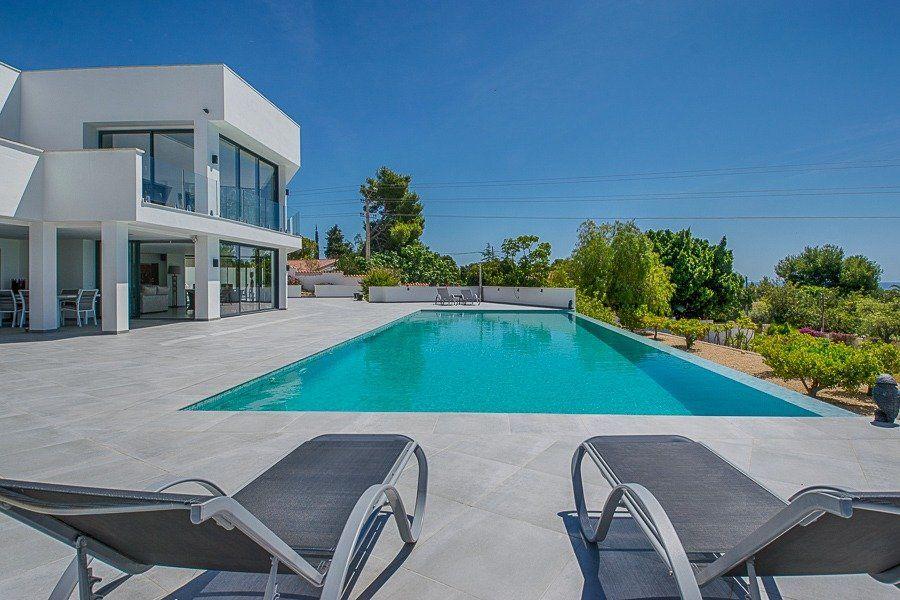 913DA - Villa moderne entièrement rénovée avec vue panoramique sur la mer, piscine à débordement et court de tennis.