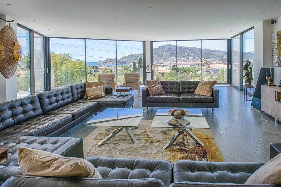 913DA - Villa moderne entièrement rénovée avec vue panoramique sur la mer, piscine à débordement et court de tennis.