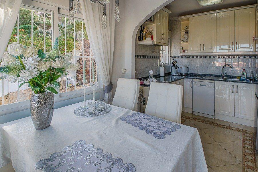 1007DA - Magnífica villa situada en una urbanización tranquila en la Nucía