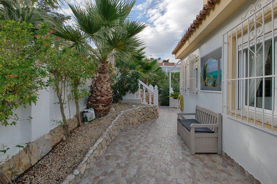 1007DA - Magnífica villa situada en una urbanización tranquila en la Nucía