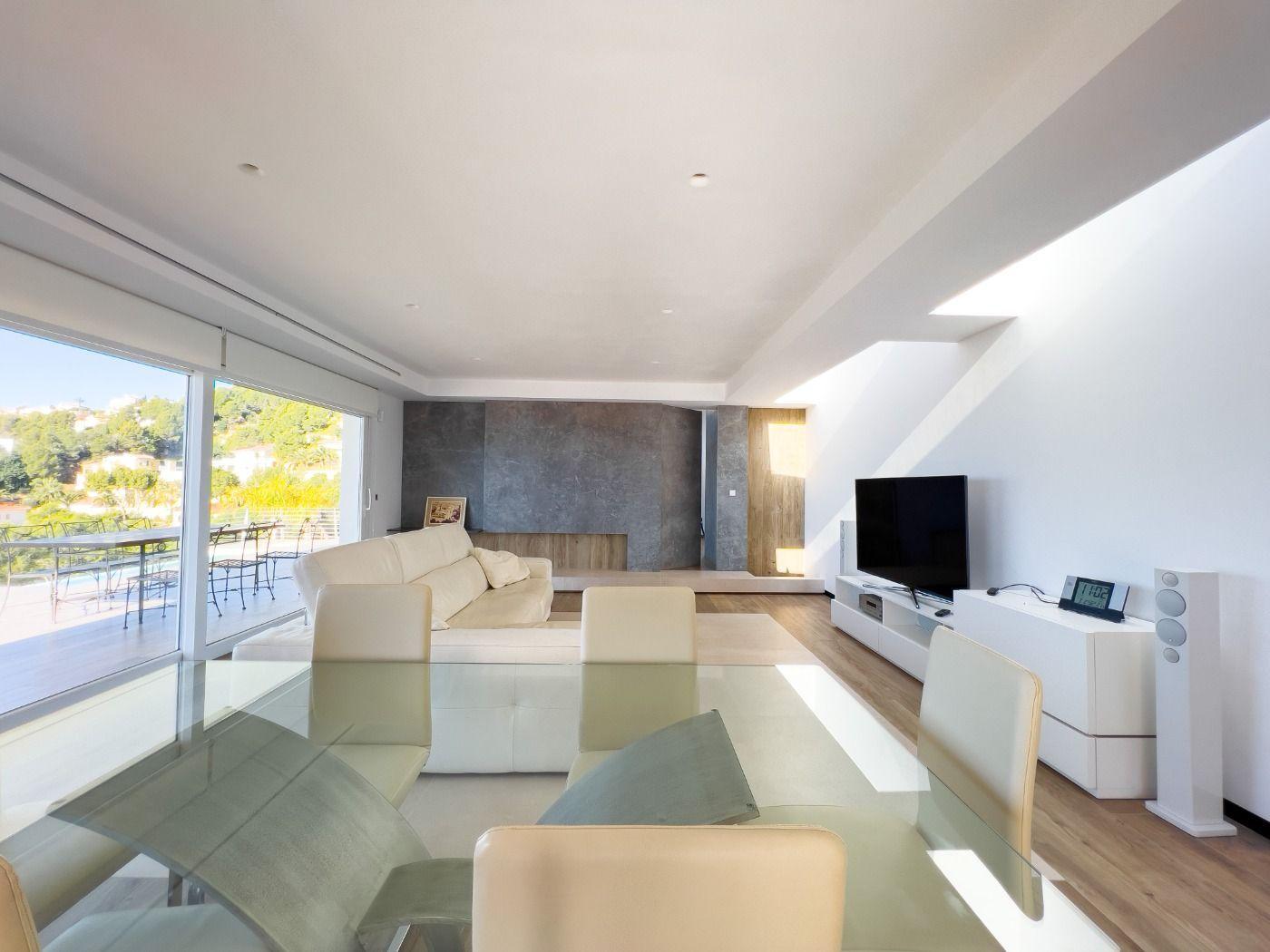 1121DA - Villa moderne spacieuse avec vue spectaculaire sur la mer
