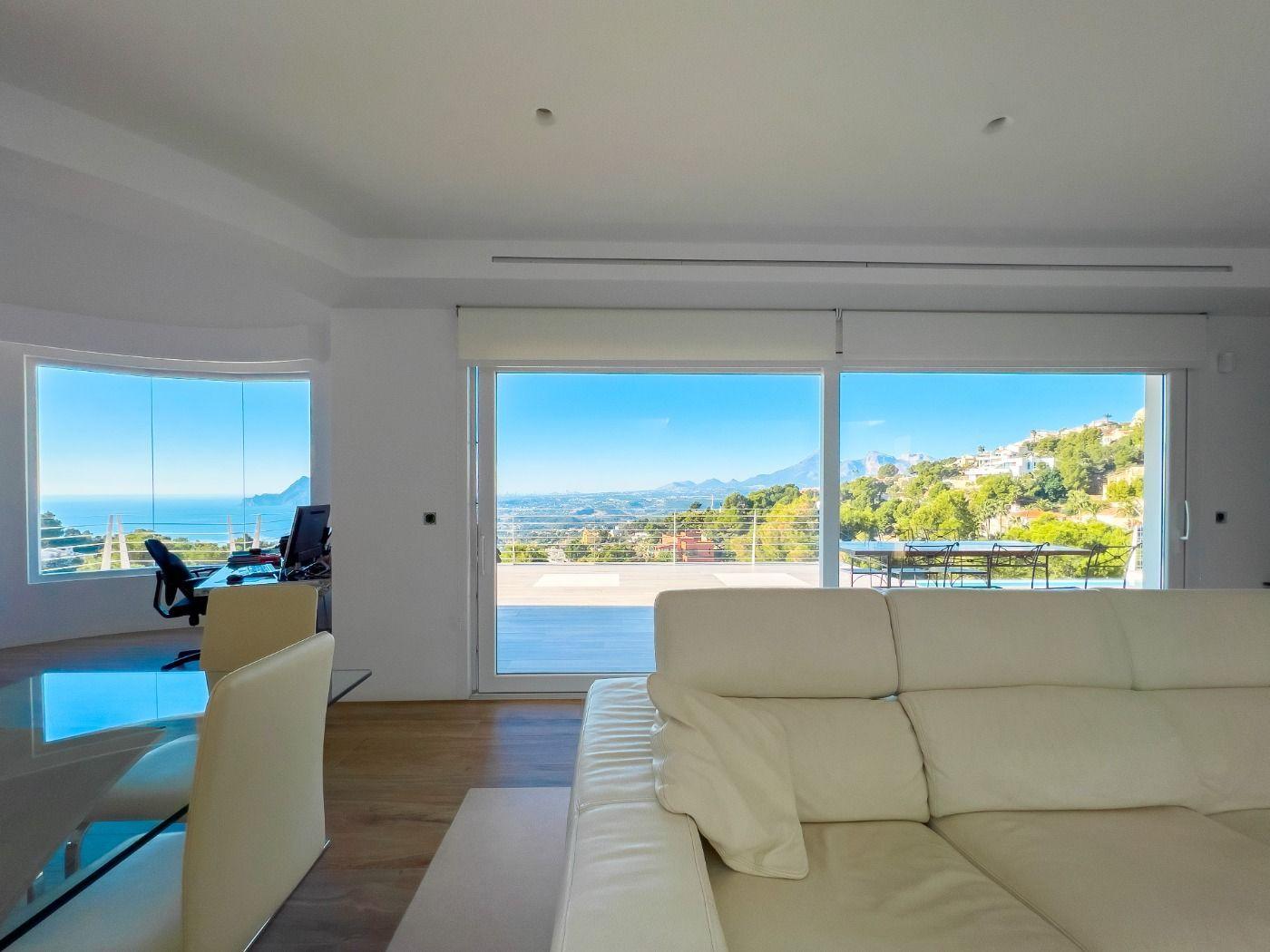 1121DA - Villa moderne spacieuse avec vue spectaculaire sur la mer