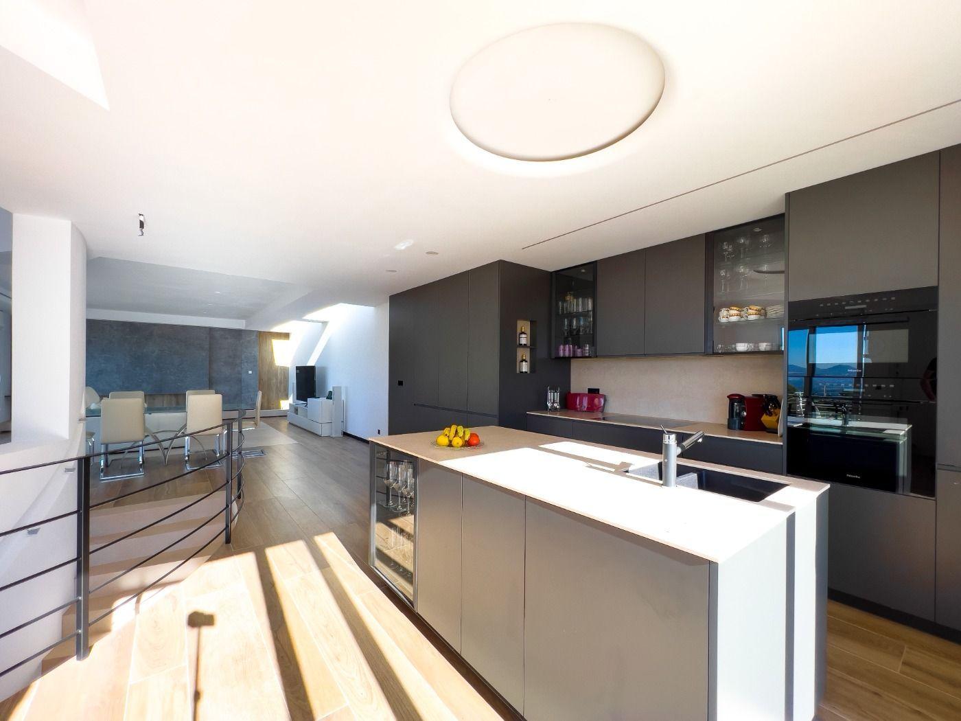 1121DA - Villa moderne spacieuse avec vue spectaculaire sur la mer
