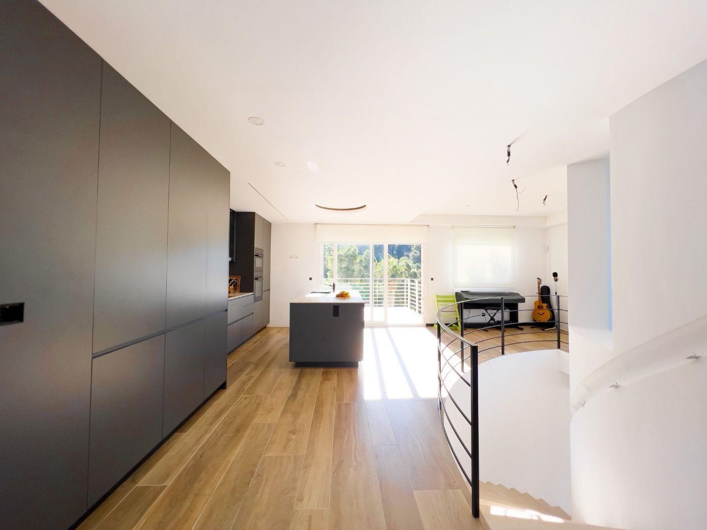 1121DA - Villa moderne spacieuse avec vue spectaculaire sur la mer