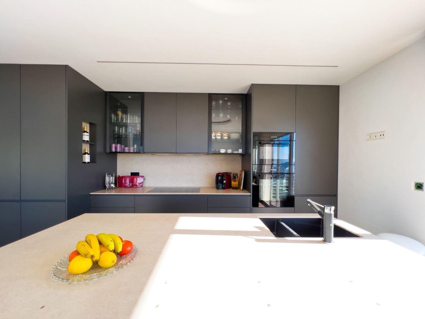 1121DA - Villa moderne spacieuse avec vue spectaculaire sur la mer