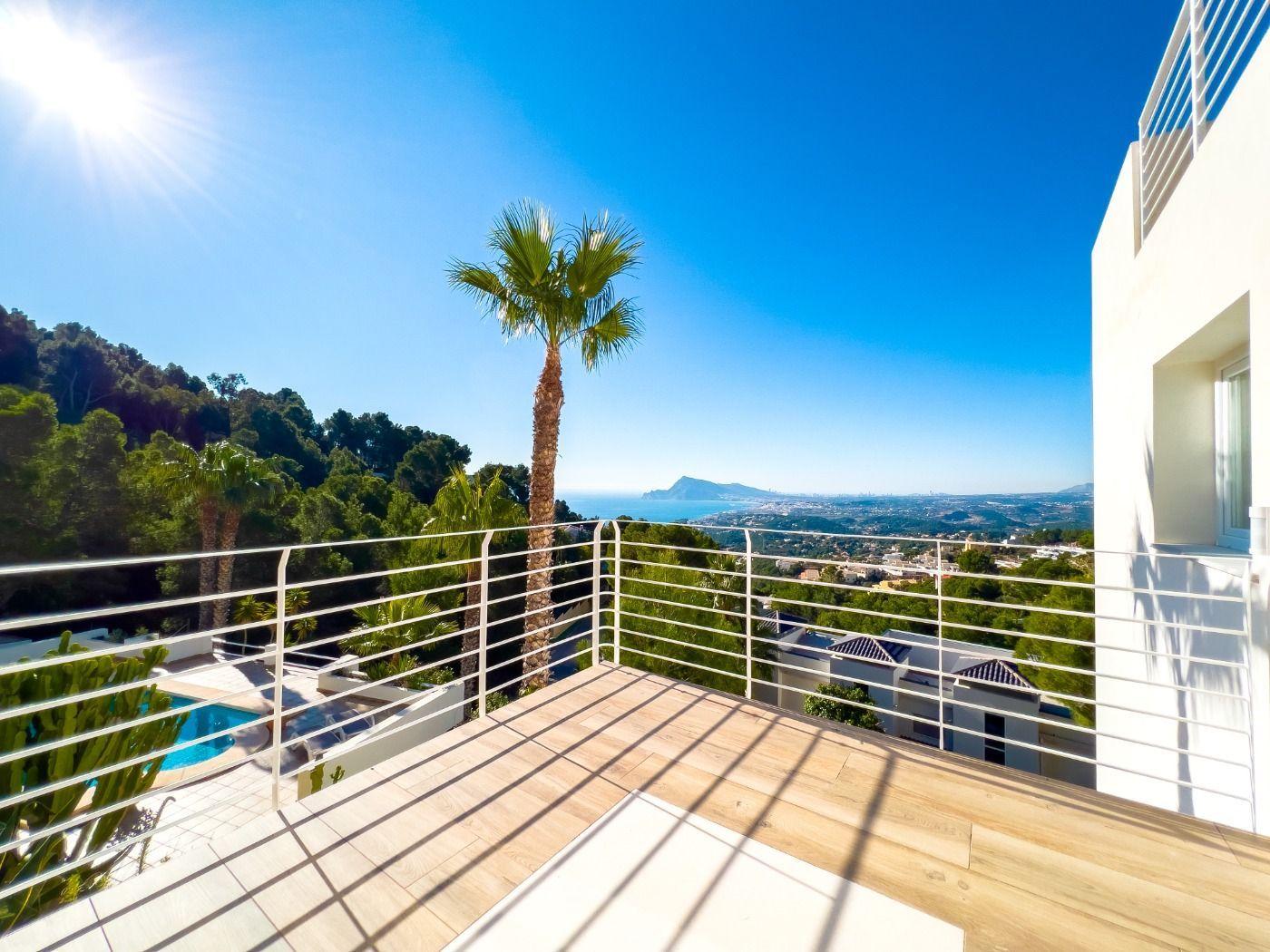 1121DA - Villa moderne spacieuse avec vue spectaculaire sur la mer