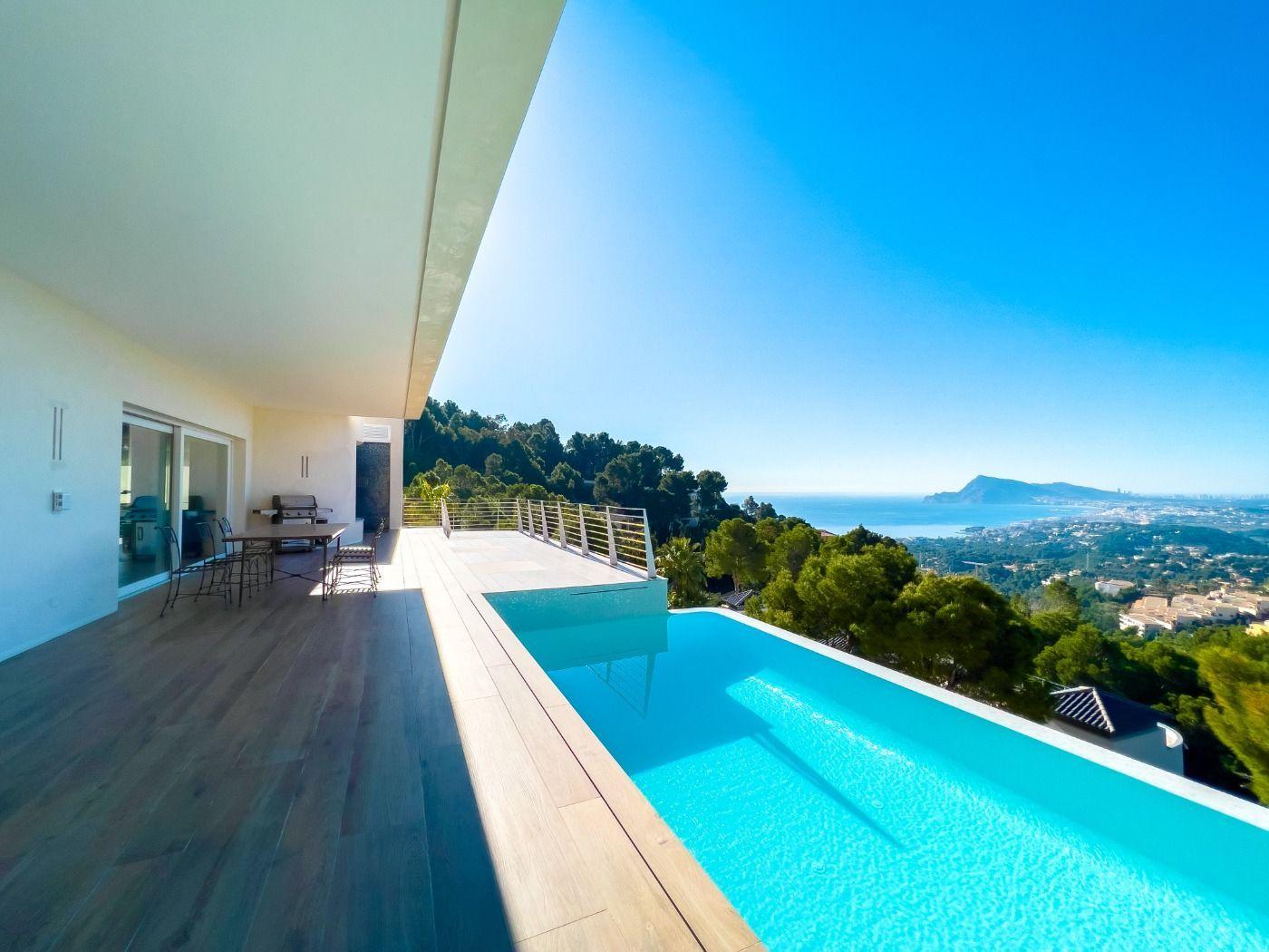 1121DA - Villa moderne spacieuse avec vue spectaculaire sur la mer