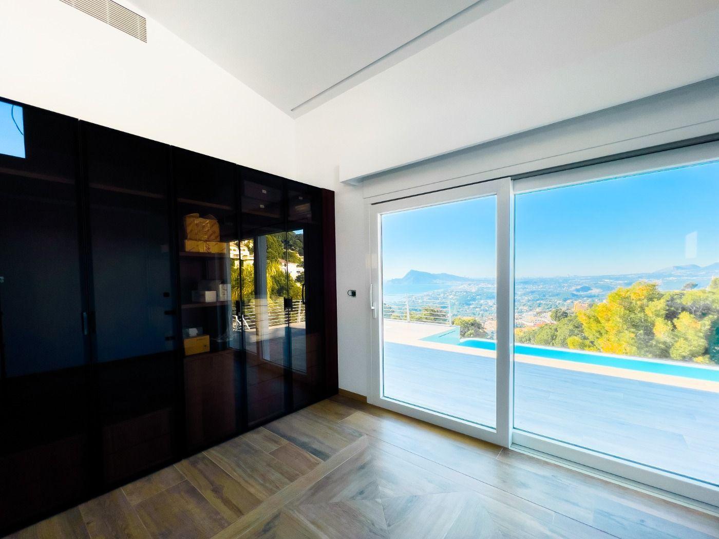1121DA - Villa moderne spacieuse avec vue spectaculaire sur la mer