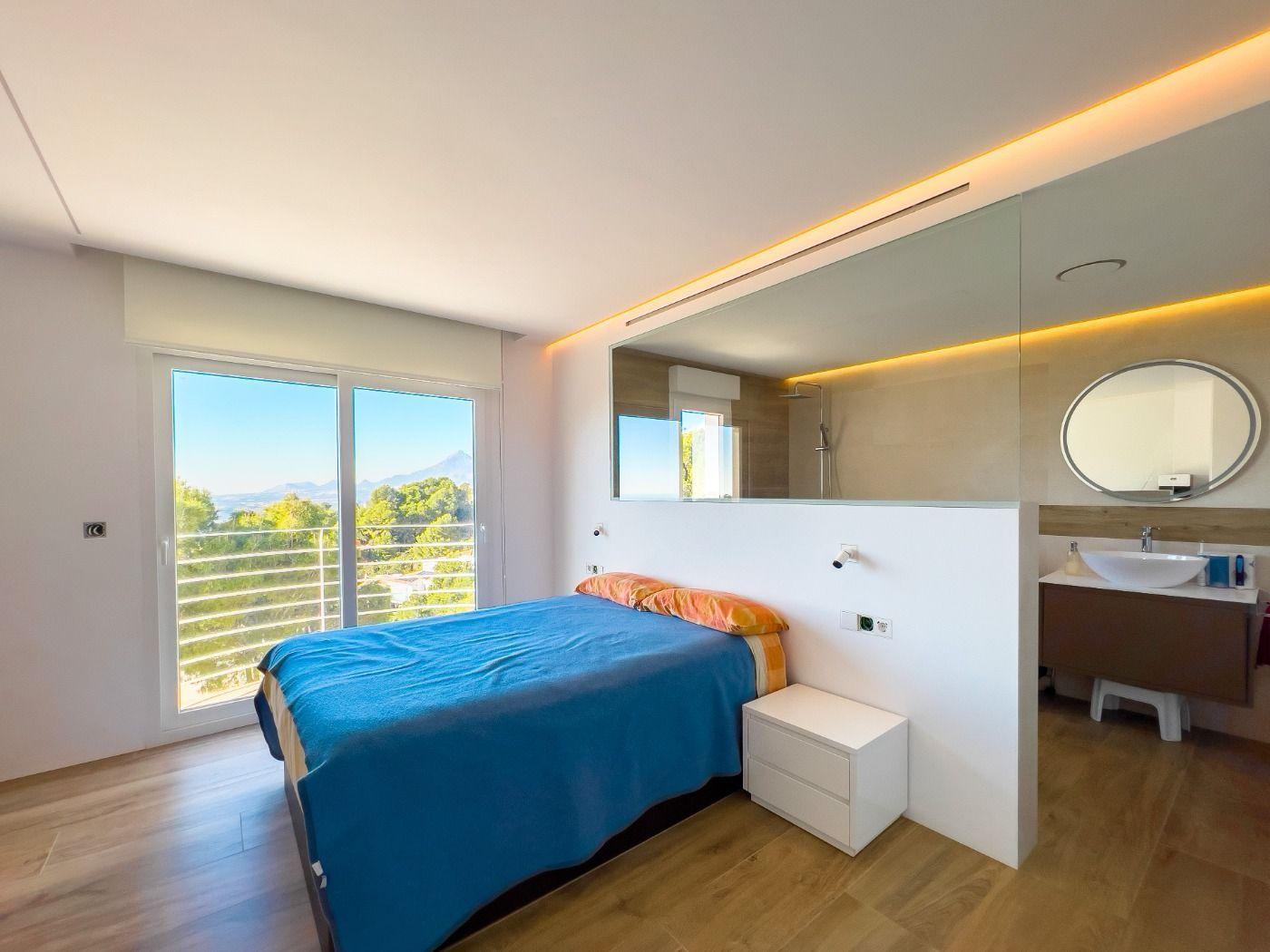 1121DA - Villa moderne spacieuse avec vue spectaculaire sur la mer