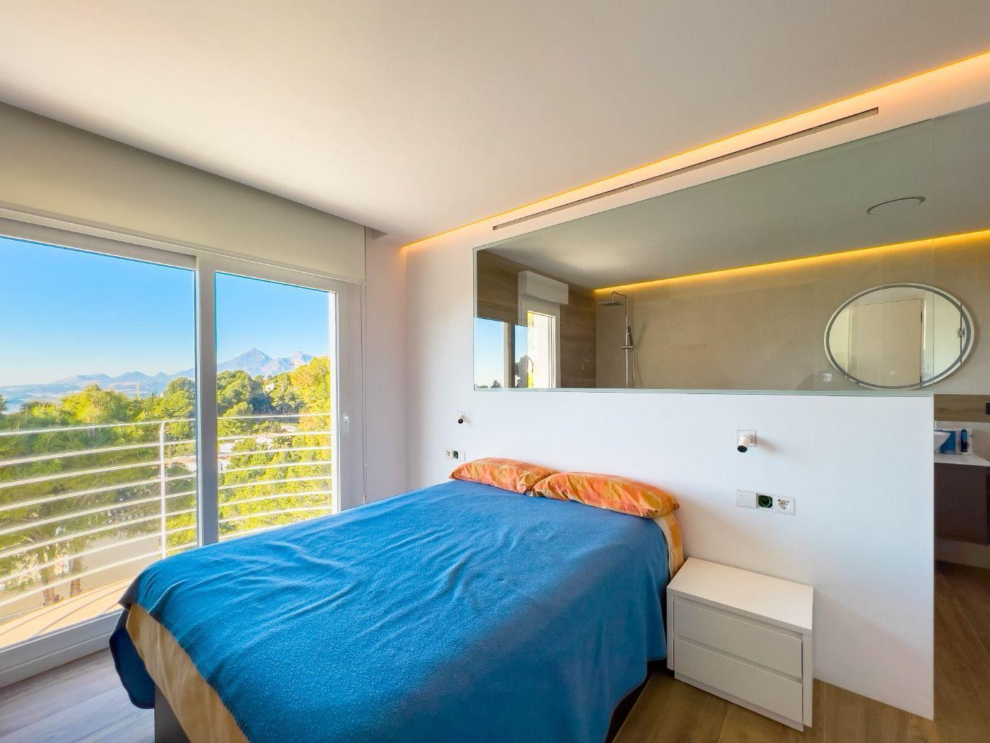 1121DA - Villa moderne spacieuse avec vue spectaculaire sur la mer