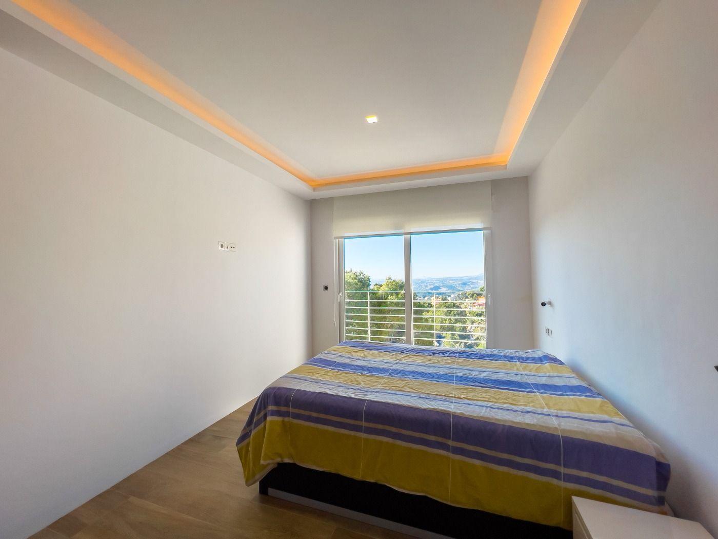 1121DA - Villa moderne spacieuse avec vue spectaculaire sur la mer
