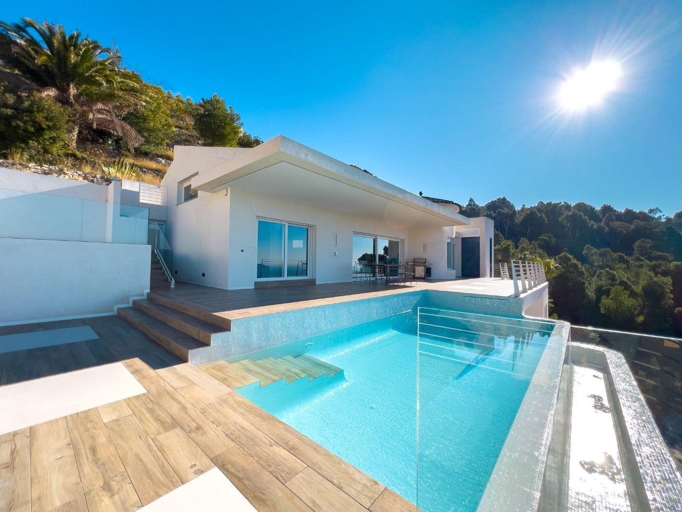 1121DA - Villa moderne spacieuse avec vue spectaculaire sur la mer
