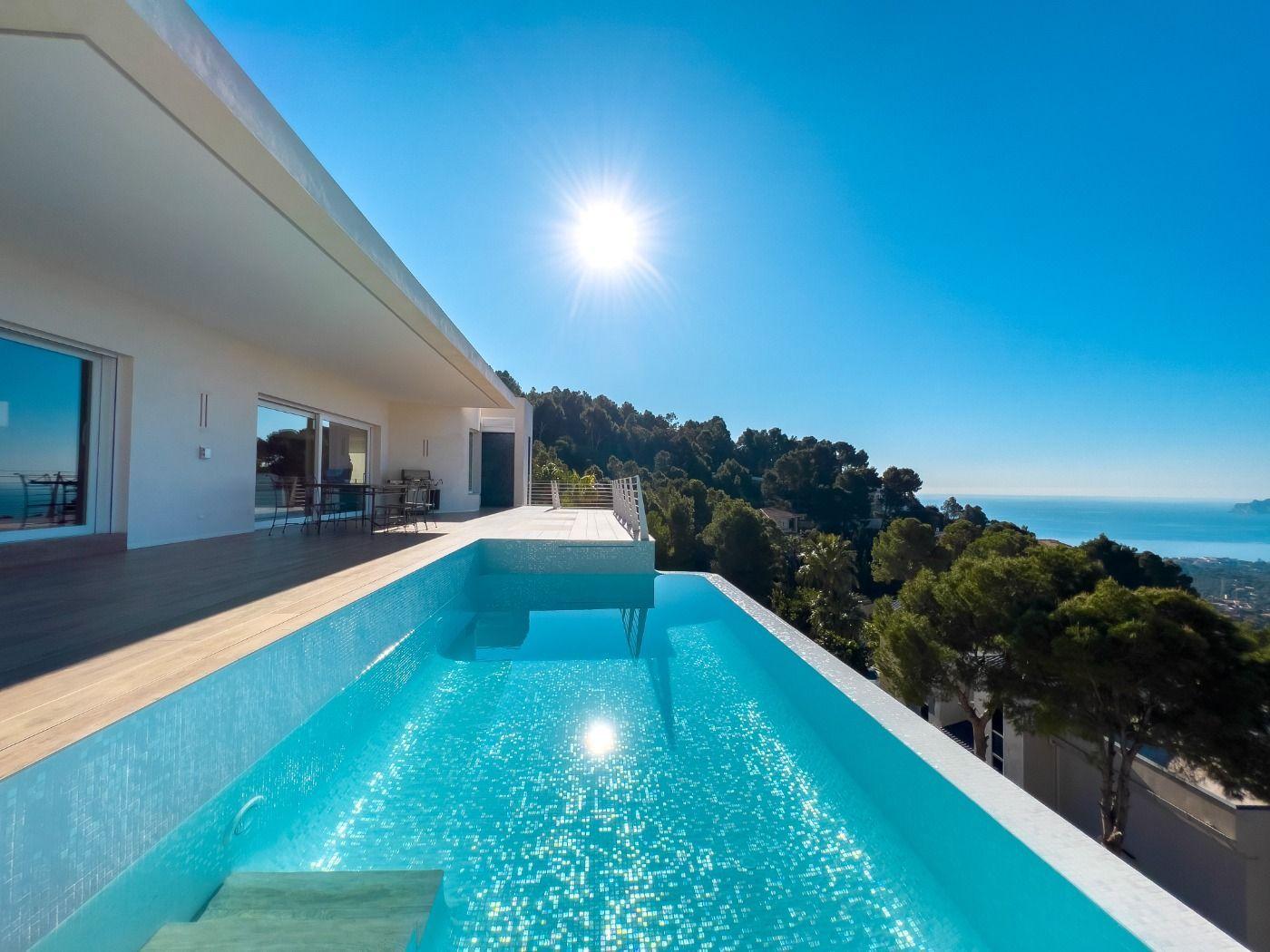 1121DA - Villa moderne spacieuse avec vue spectaculaire sur la mer