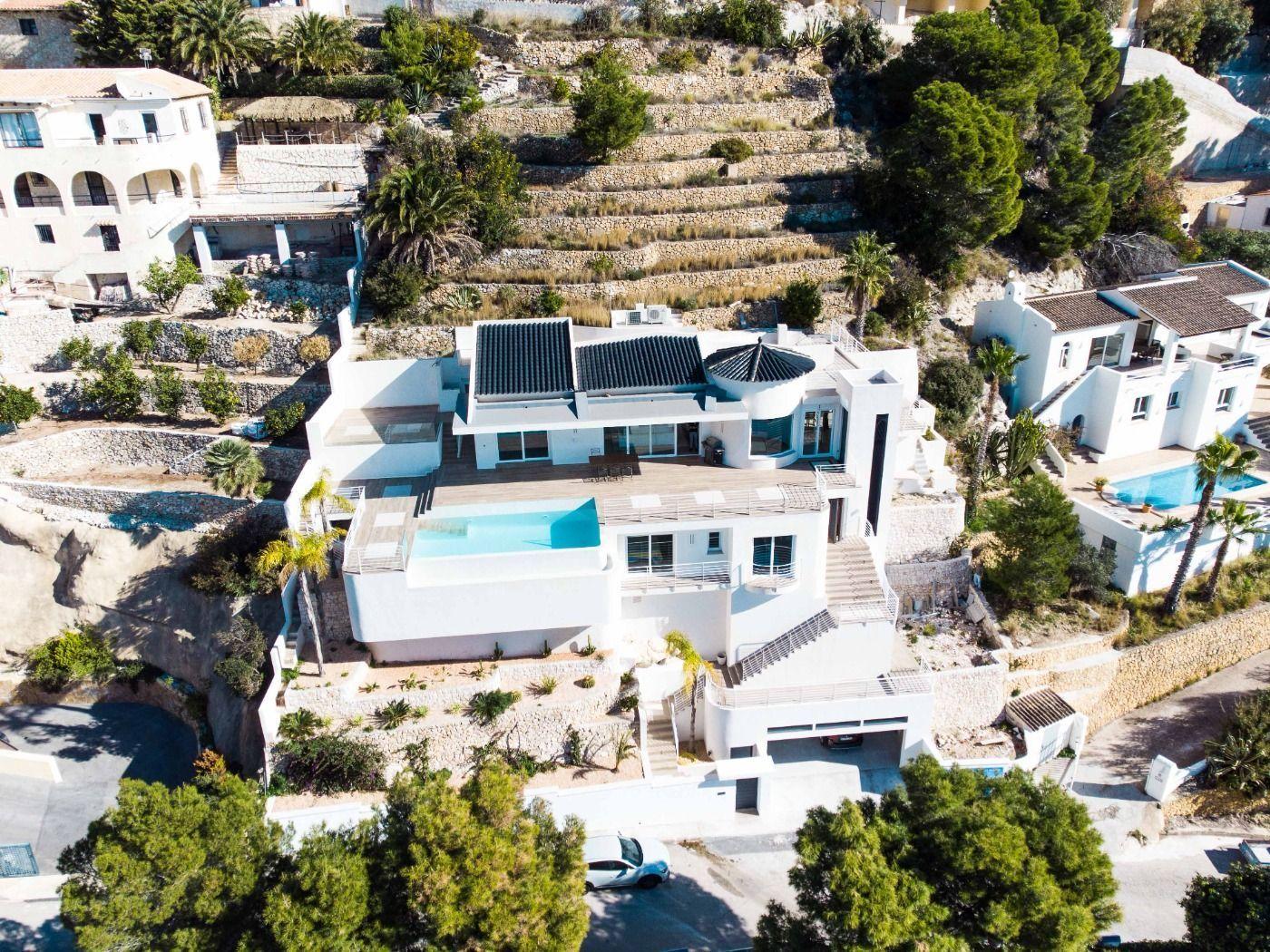 1121DA - Villa moderne spacieuse avec vue spectaculaire sur la mer